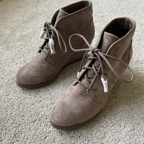 NEW Steve Madden Girl 9 Dallyy Taupe Faux Suede Lace Up Wedge Heel Ankle Boot - Picture 2 of 6